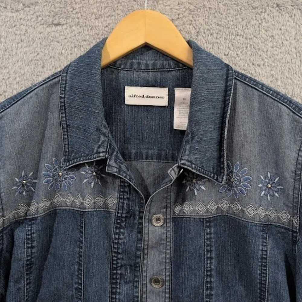 Alfred Dunner Denim Shacket Women's‎ 18 Blue Embroidered 3/4 Sleeve Button Up
